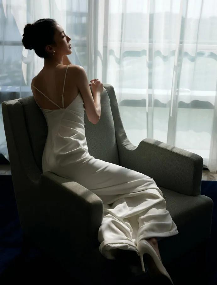 金晨穿白色吊带长裙超美!娇嫩性感惊艳众生