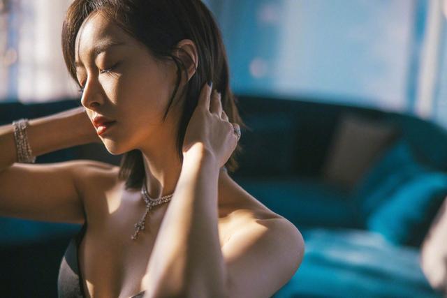 宋茜穿低胸裙开叉到腹部，凹凸感太性感了