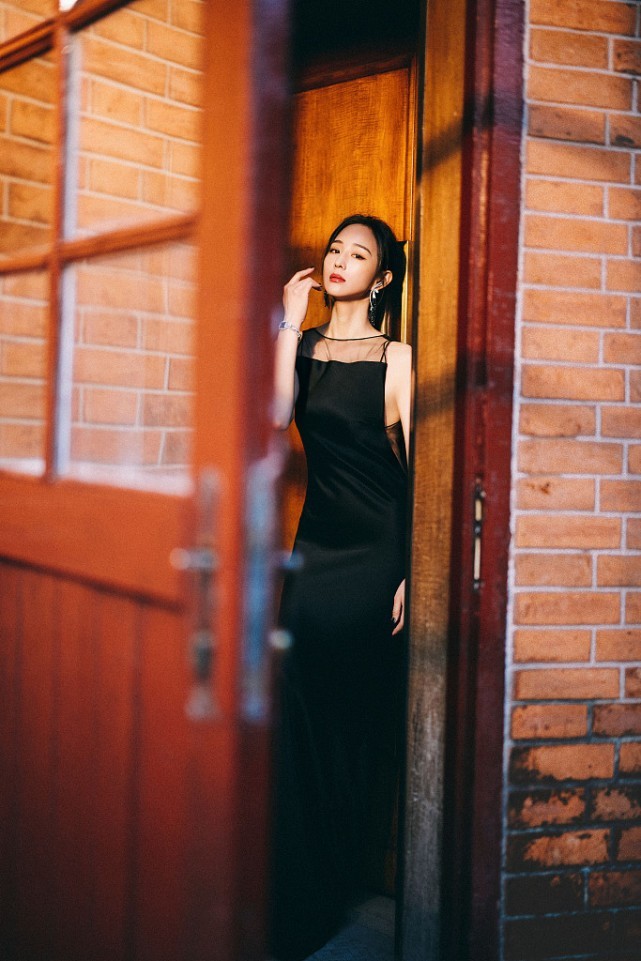 张钧甯穿“露背”黑裙装，性感迷人美丽依旧
