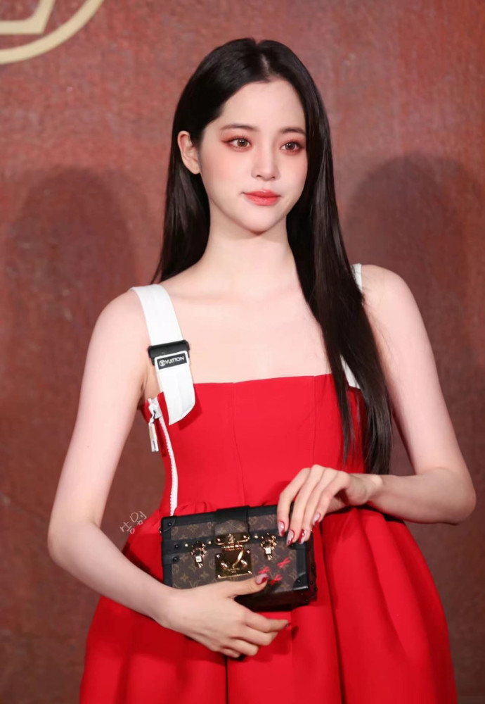 欧阳娜娜亮相LV秀，红裙造型走“甜欲风”性感又甜美