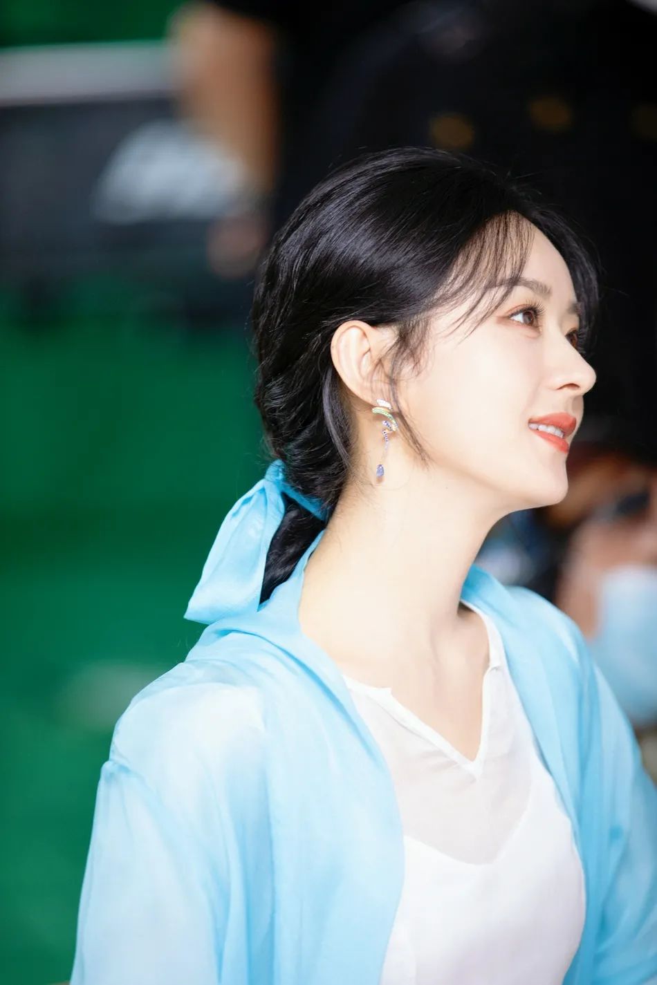 赵丽颖穿白纱裙温婉优雅!温婉优雅让人心动!