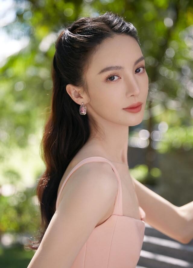 金晨穿吊的带裙开叉到腹部,身材太赞让人羡慕