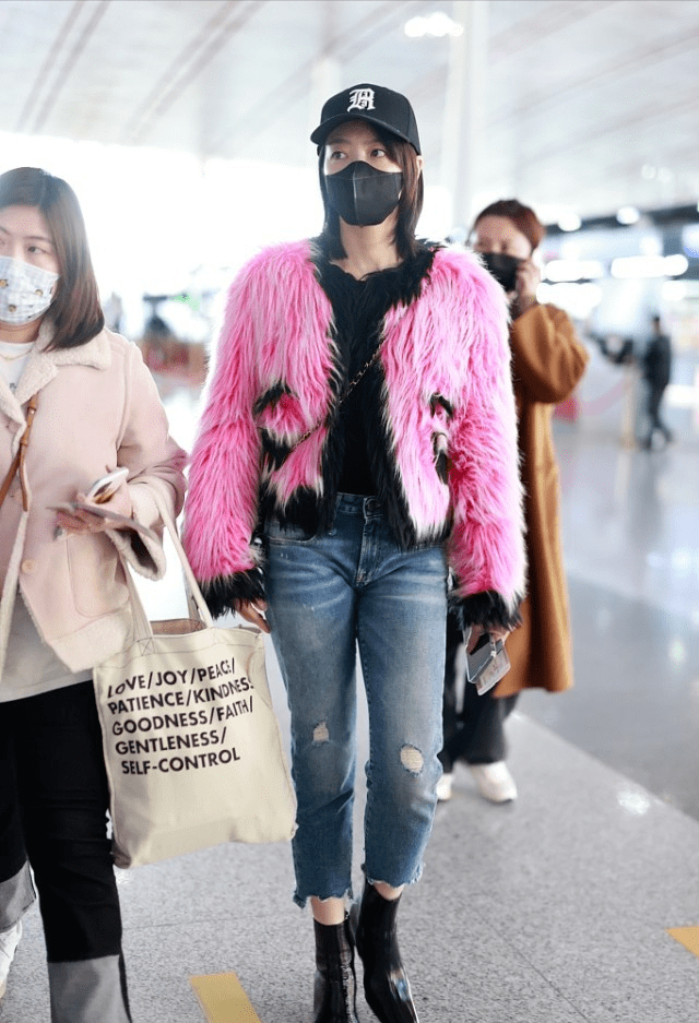 宋茜机场街拍：穿皮草像“火烈鸟”，冬天穿破洞牛仔裤让人看不懂
