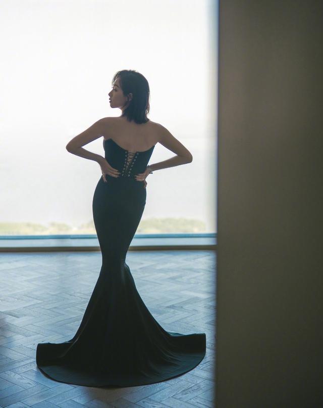 宋茜穿低胸裙开叉到腹部，凹凸感太性感了