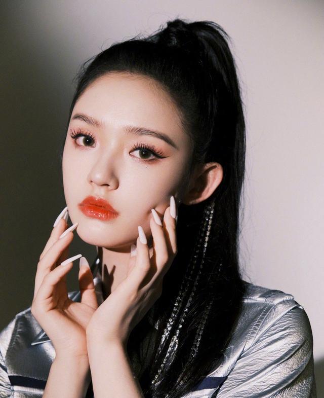 林允穿衬衫裙秀腿，钻石链条马尾成亮点