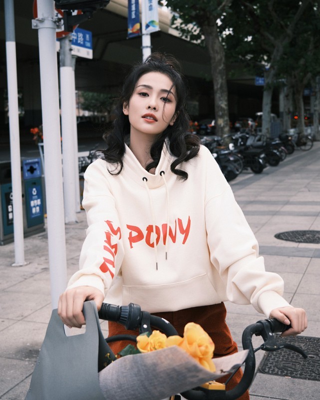 白鹿私服穿休闲卫衣穿出“港风美”，衣品越来越好了！