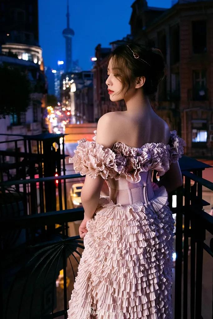 刘诗诗穿粉花抹胸裙秀香肩美背!性感甜美气质真好!