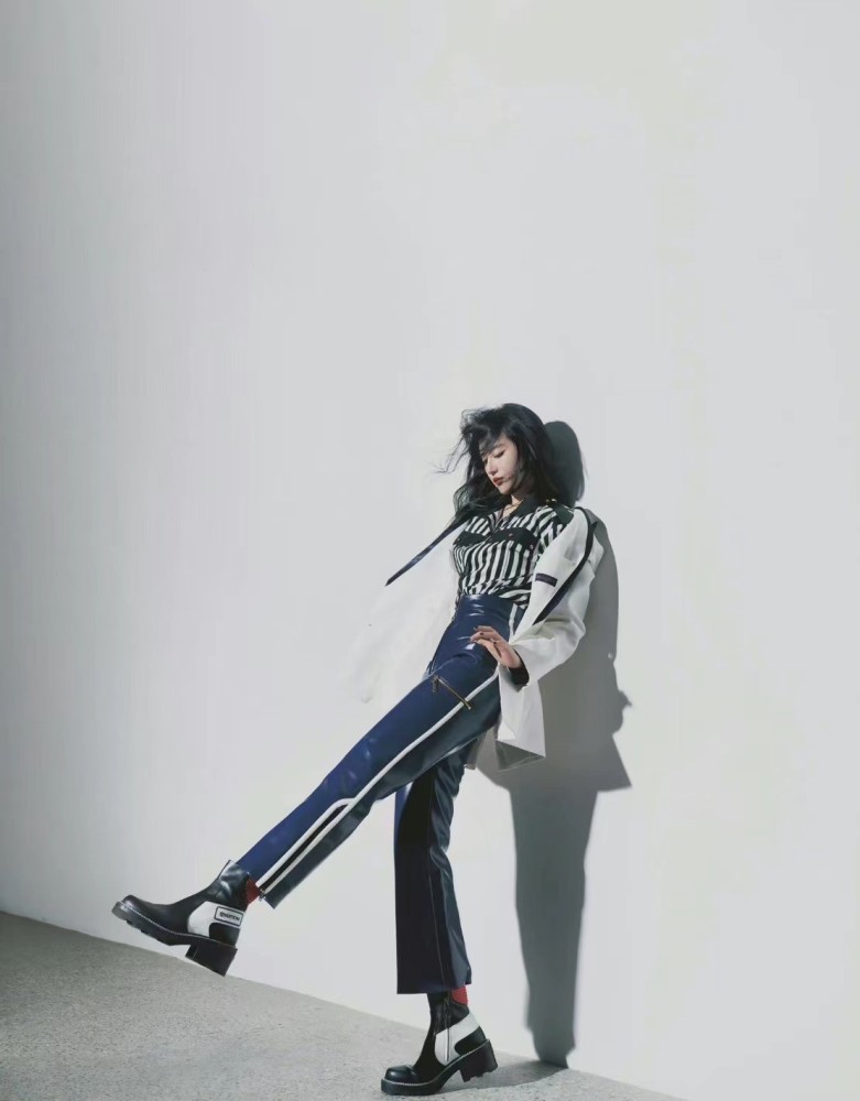 LV大秀还得看刘亦菲！西装皮裤造型不穿礼裙也惊艳