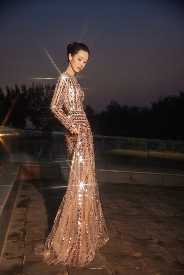 陈都灵穿白色刺绣小礼裙,佩戴高级珠宝好大气