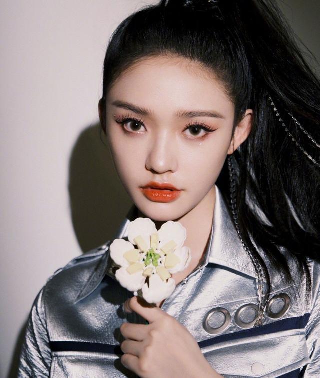 林允穿衬衫裙秀腿，钻石链条马尾成亮点