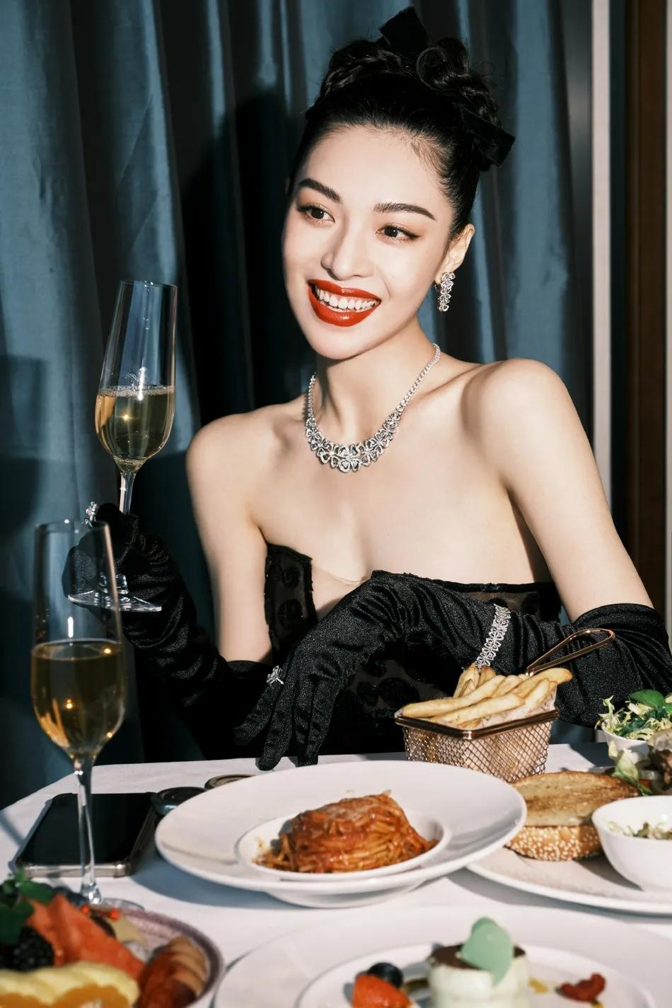 钟楚曦穿黑色抹胸长裙超美艳!五官精致性感妩媚