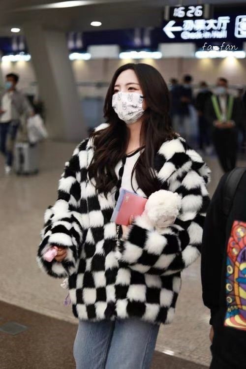 杨超越机场街拍：毛绒外套御寒又时尚，气质越来越好