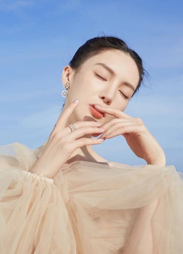 金晨穿抹胸裙出席GQ盛典,骨感身材太抢镜