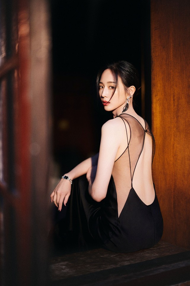 张钧甯穿“露背”黑裙装，性感迷人美丽依旧
