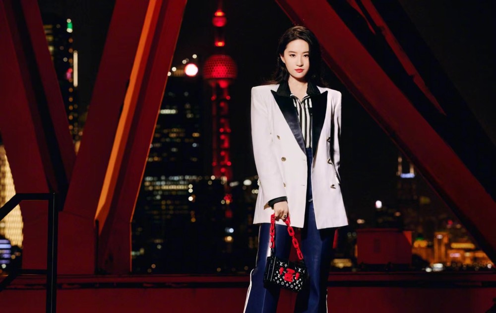 LV大秀还得看刘亦菲！西装皮裤造型不穿礼裙也惊艳