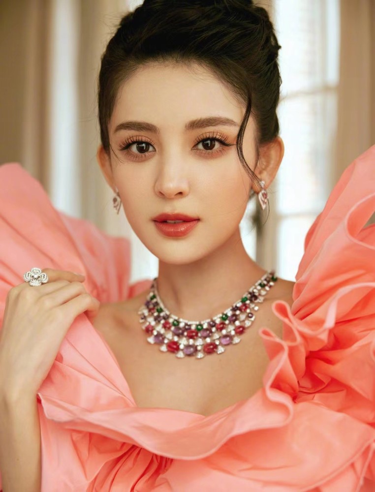 古力娜扎为博眼球礼裙夸张得像个“大火鸡”,走哪都是焦点