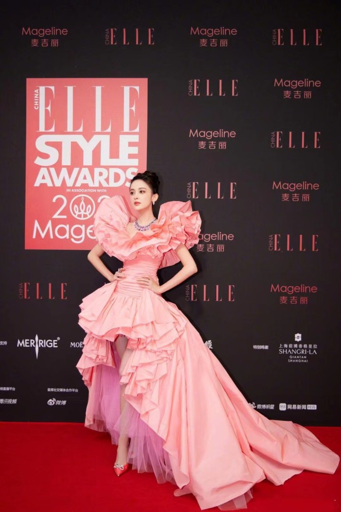 古力娜扎为博眼球礼裙夸张得像个“大火鸡”,走哪都是焦点