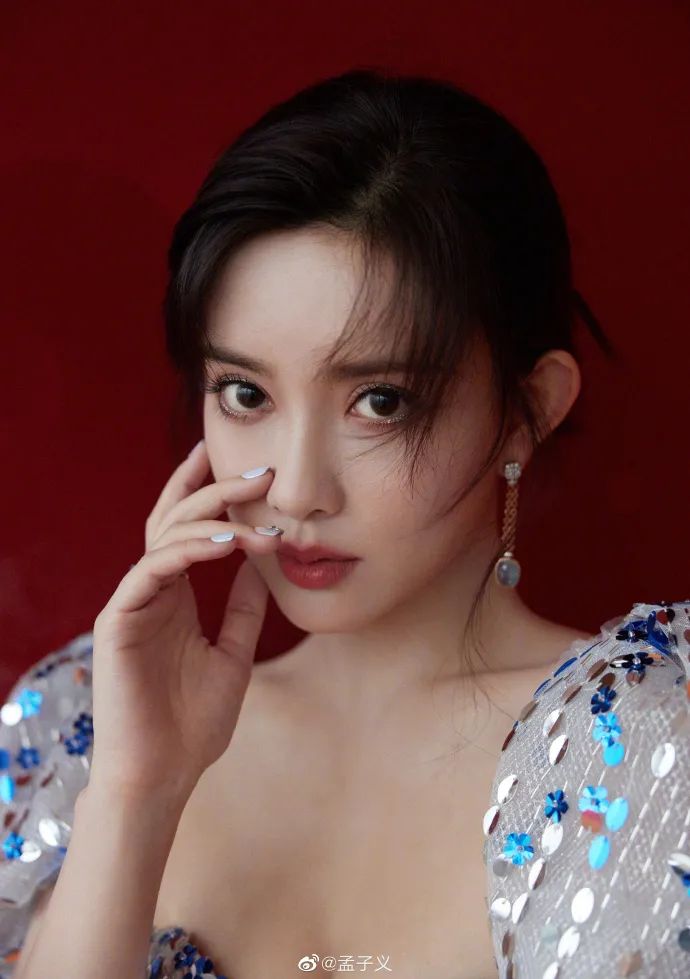 孟子义晒美艳写真大秀事业线,太性感迷人了!