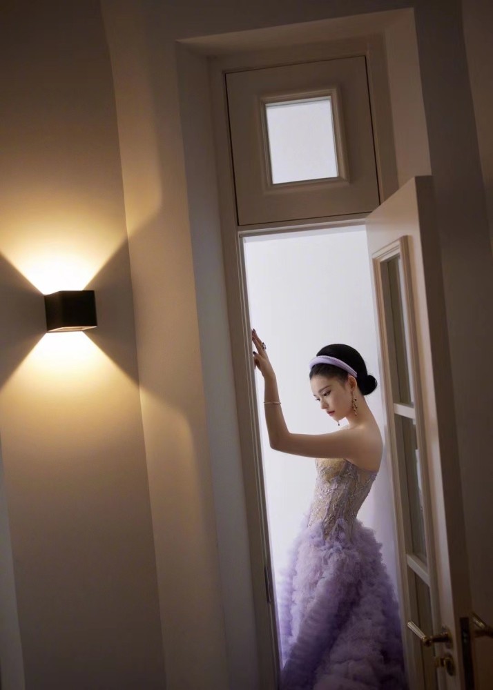 林允穿多肉葡萄紫纱裙走“禁欲风”,举手投足都撩人