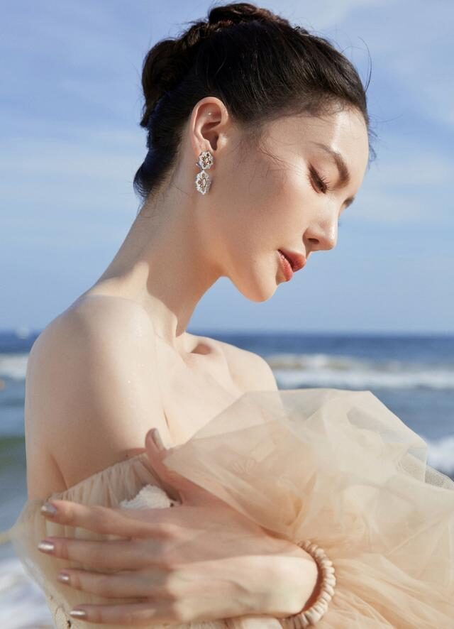 金晨穿抹胸裙出席GQ盛典,骨感身材太抢镜