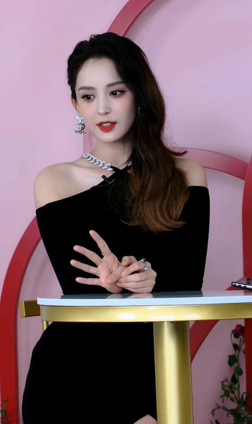 古力娜扎穿纯黑长裙真美艳!展露香肩性感御姐魅力十足