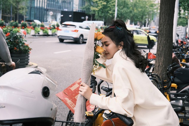 白鹿私服穿休闲卫衣穿出“港风美”，衣品越来越好了！