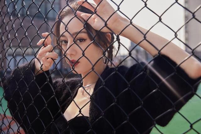 热巴穿低胸装性感又迷人,真是又酷又飒