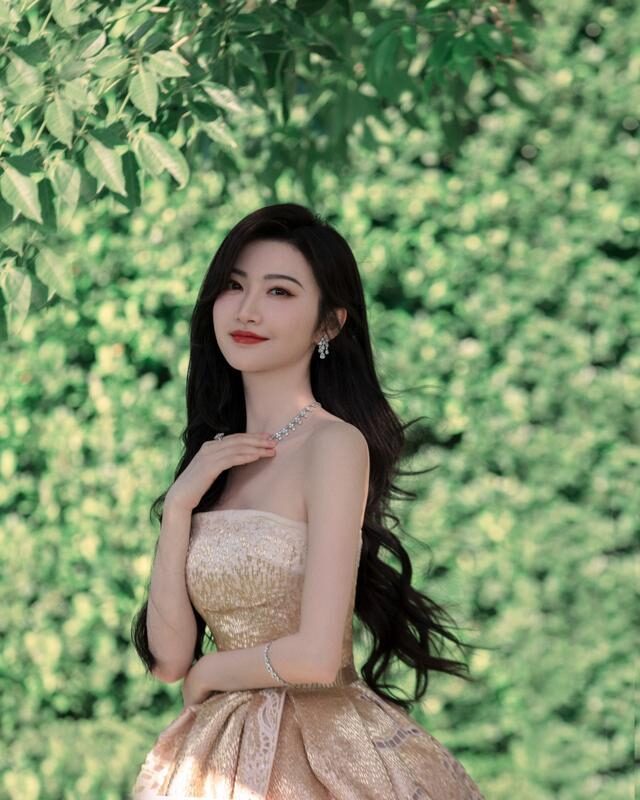 景甜穿香槟裙出席芭莎慈善夜,优雅华贵白到发光