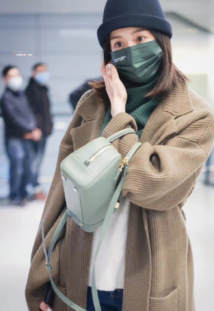 张钧甯机场街拍:大衣牛仔裤打扮保暖又拉风,穿出了时尚高级风