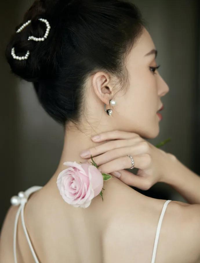 金晨穿白色吊带长裙超美!娇嫩性感惊艳众生