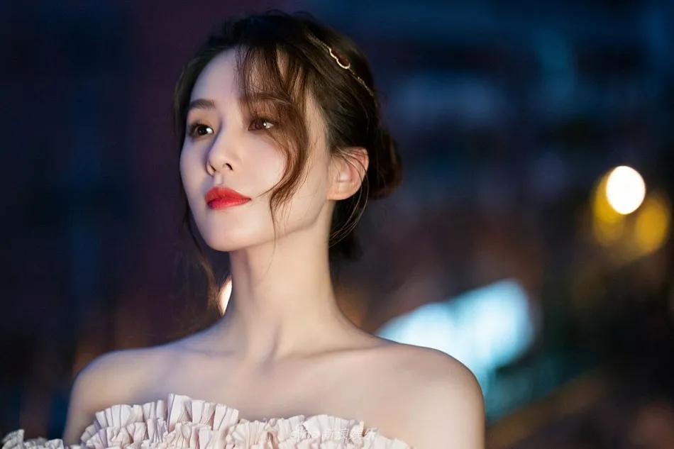 刘诗诗穿粉花抹胸裙秀香肩美背!性感甜美气质真好!