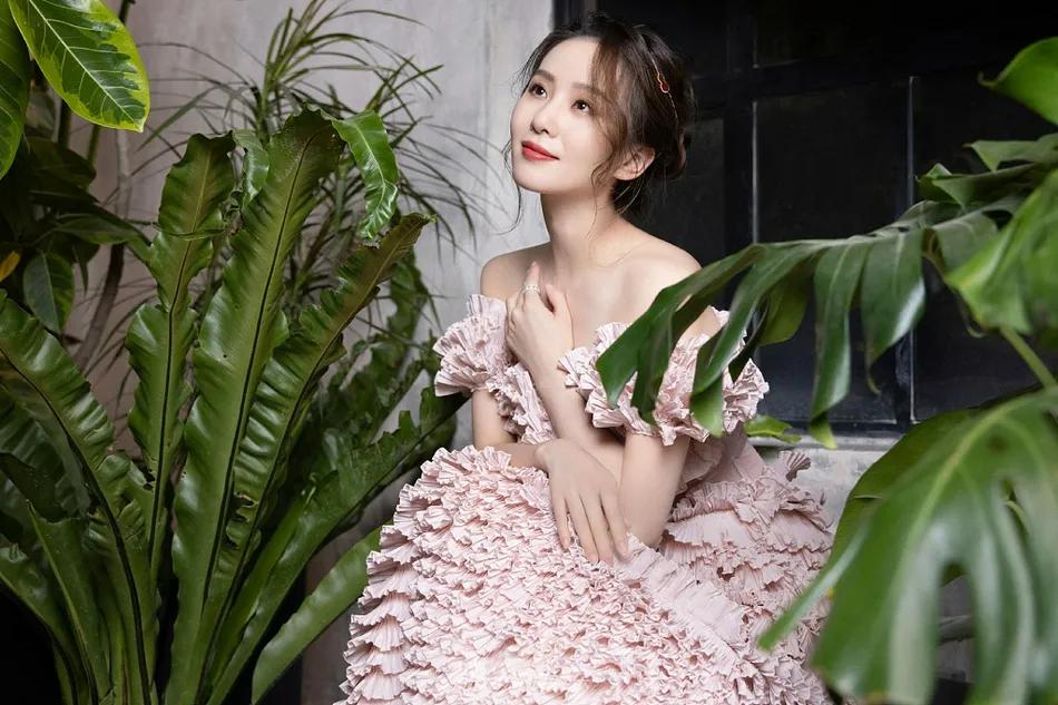 刘诗诗穿粉花抹胸裙秀香肩美背!性感甜美气质真好!