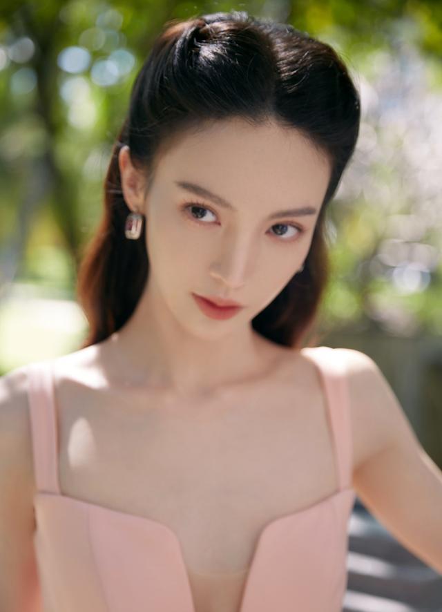 金晨穿吊的带裙开叉到腹部,身材太赞让人羡慕