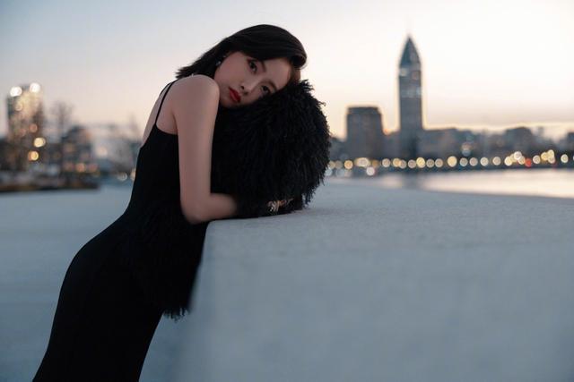 宋茜穿吊带裙打扮优雅魅惑，外套披着不穿超个性