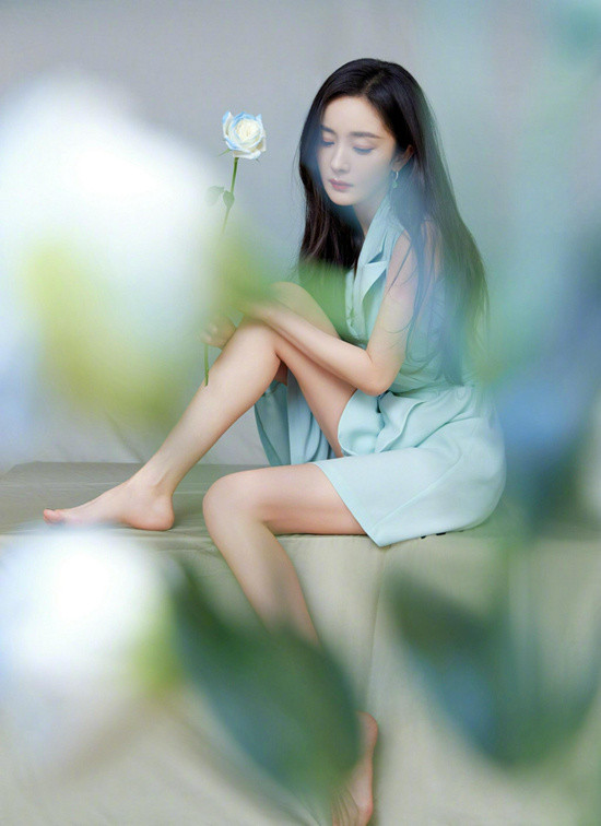 杨幂晒最新国风美妆造型，白皙光滑肤若凝脂，美腿美足女人味浓郁