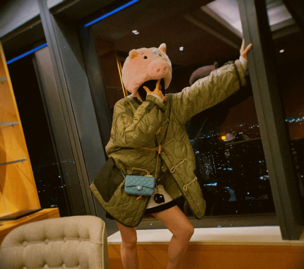 宋茜机场街拍：穿皮草像“火烈鸟”，冬天穿破洞牛仔裤让人看不懂