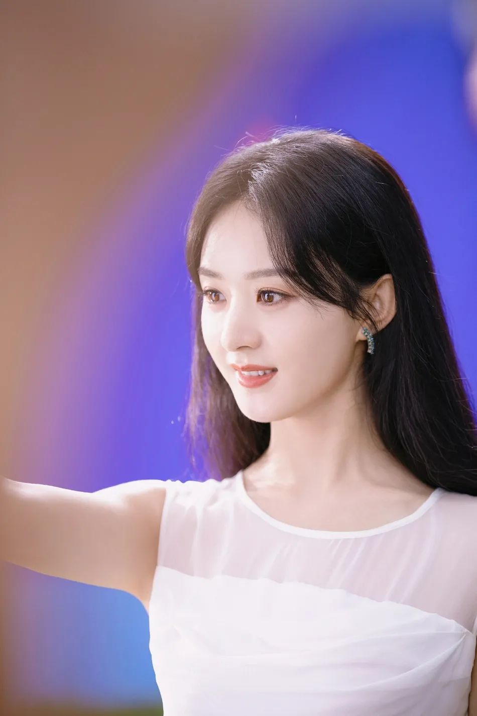 赵丽颖穿白纱裙温婉优雅!温婉优雅让人心动!