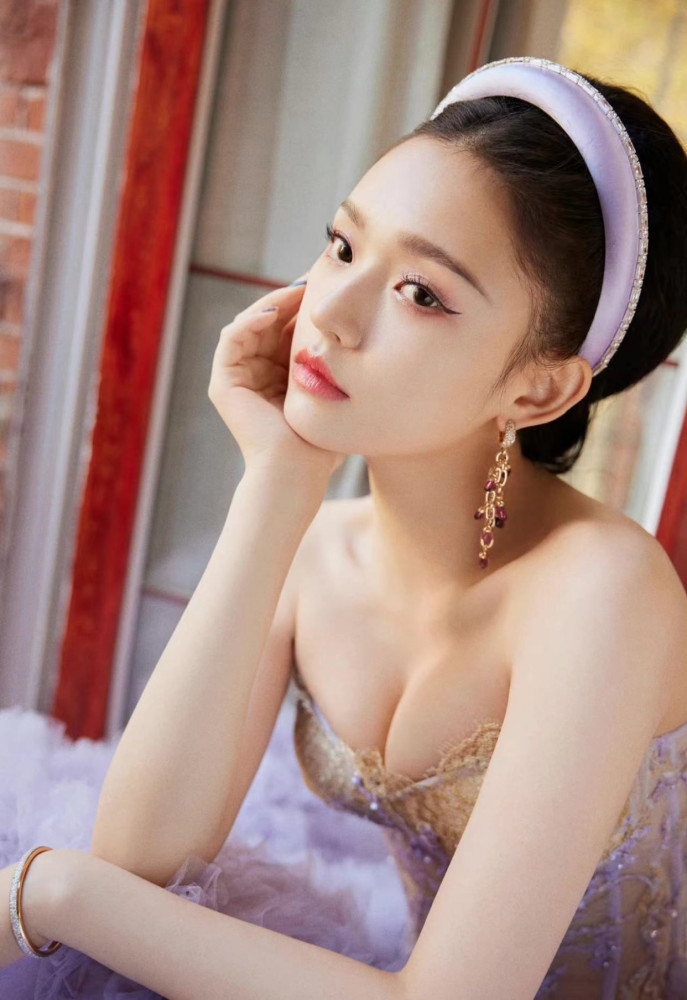 林允穿多肉葡萄紫纱裙走“禁欲风”,举手投足都撩人