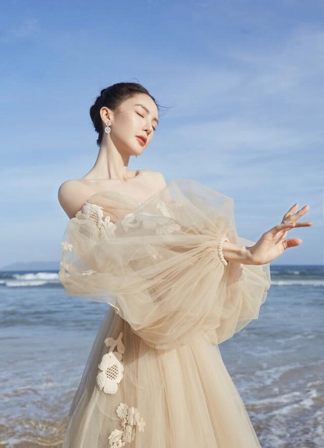 金晨穿抹胸裙出席GQ盛典,骨感身材太抢镜