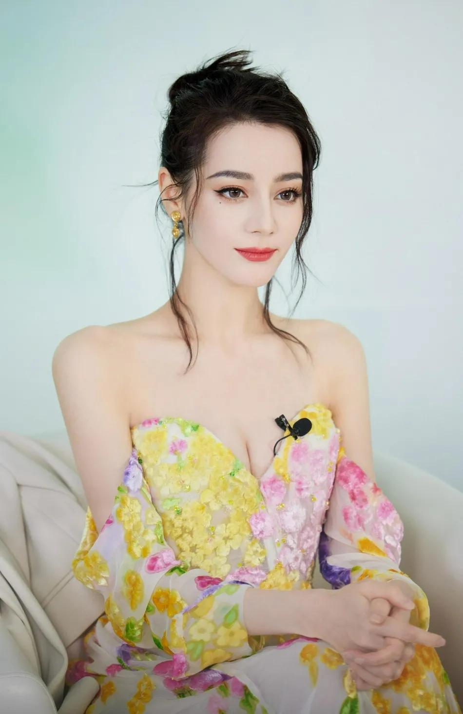 迪丽热巴穿抹胸碎花长裙变花仙子!性感撩人太美丽