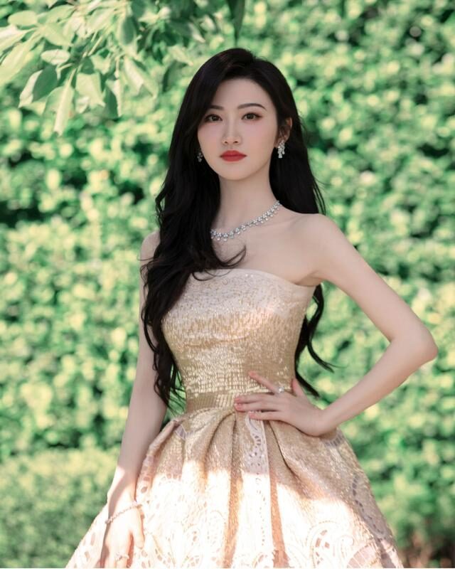 景甜穿香槟裙出席芭莎慈善夜,优雅华贵白到发光