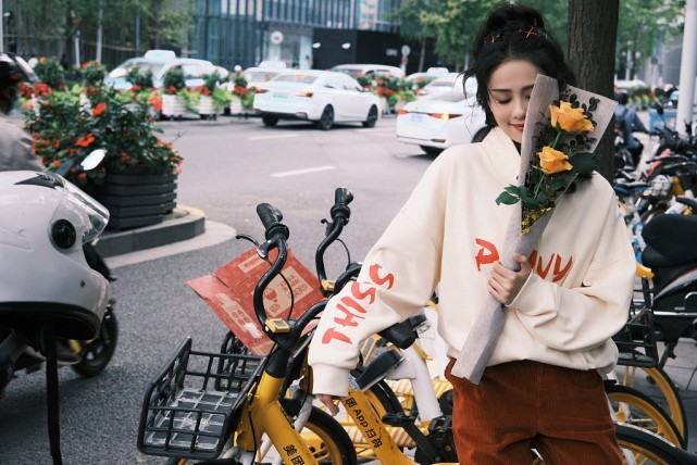 白鹿私服穿休闲卫衣穿出“港风美”，衣品越来越好了！