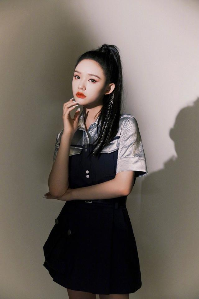 林允穿衬衫裙秀腿，钻石链条马尾成亮点