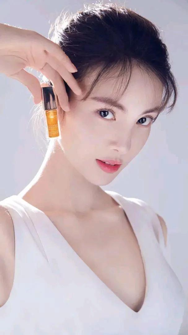 金晨穿白色吊带长裙超美!娇嫩性感惊艳众生