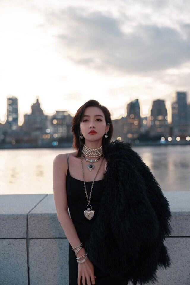 宋茜穿吊带裙打扮优雅魅惑，外套披着不穿超个性