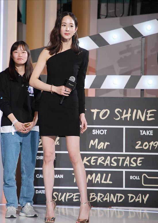 张钧甯穿“露背”黑裙装，性感迷人美丽依旧