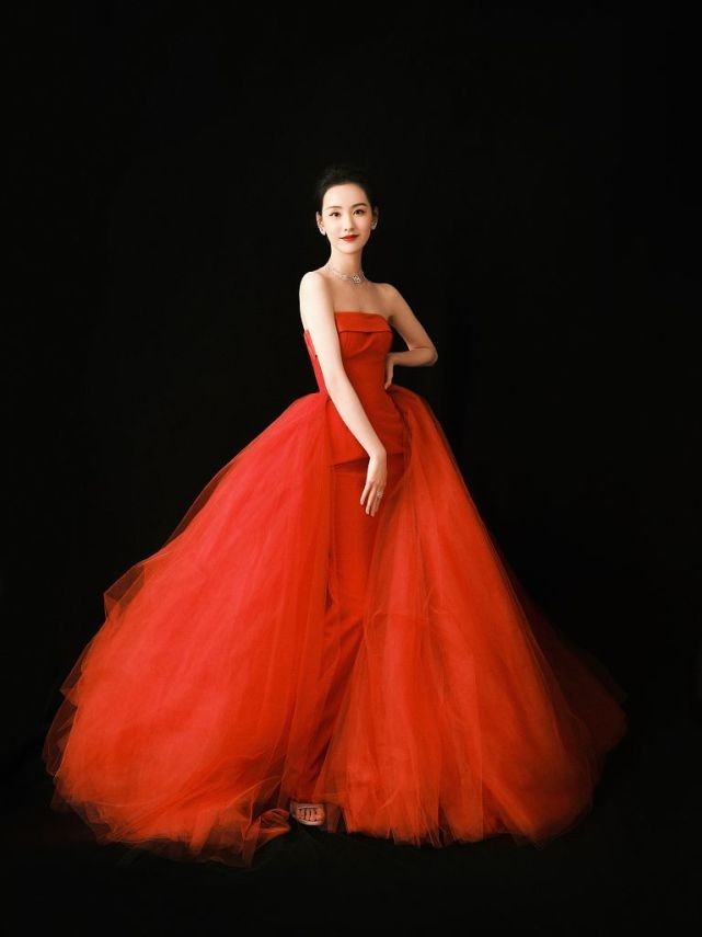 陈都灵穿白色刺绣小礼裙,佩戴高级珠宝好大气