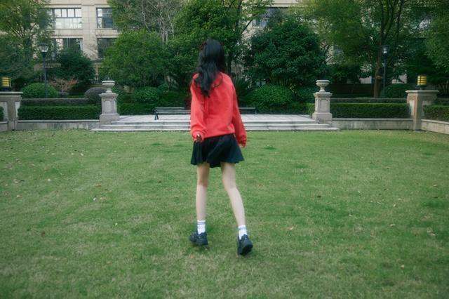 孟子义穿卫衣搭配百褶裙装扮学生妹,青春减龄少女感十足