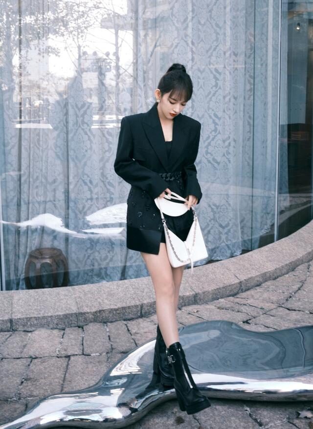 程潇穿西装大胆扮下衣失踪，双腿火辣惹眼