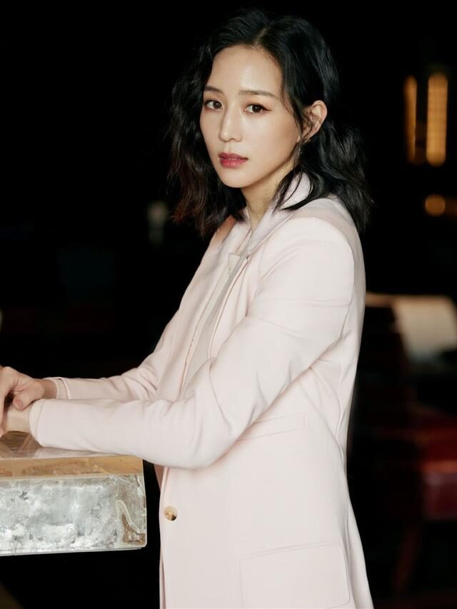 张钧甯穿西装搭配短裤腿长惊艳,配色温柔减龄太有气质